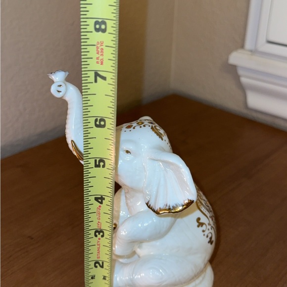 Elephant Hand Painted
Porcelain Formalities by Baum Bros With 10K Gold - Picture 5 of 7